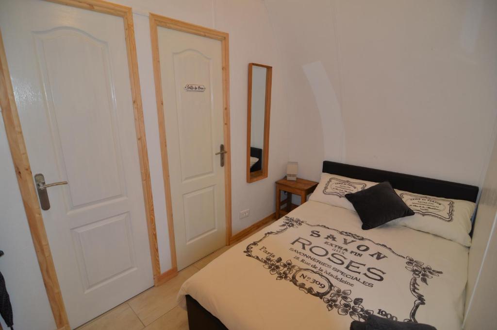 a bedroom with a bed and a white door at Chalet - Moulin du Squiriou in Berrien