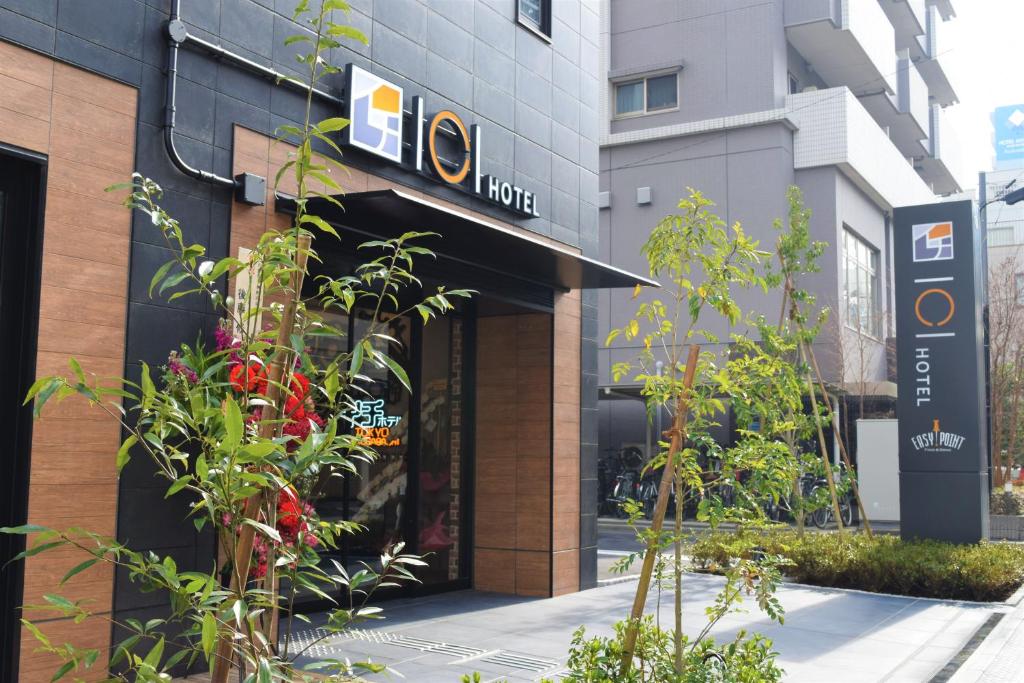 ICI HOTEL Asakusabashi في طوكيو: محل امام مبنى عليه لافته