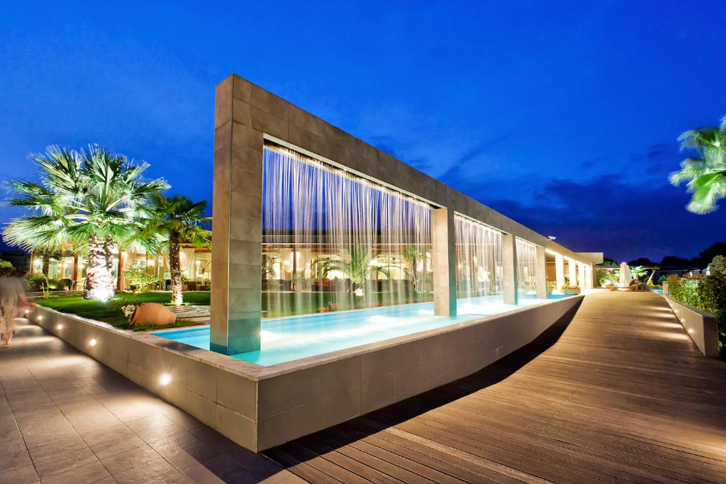 Bazén v ubytování Poseidon Palace nebo v jeho okolí