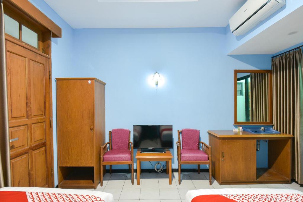 TV a/nebo společenská místnost v ubytování Sekar Ayu Hotel Malioboro Mitra RedDoorz