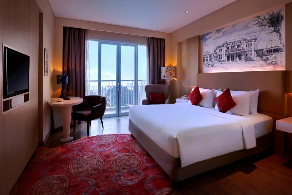 Postel nebo postele na pokoji v ubytování Grand Mercure Bandung Setiabudi