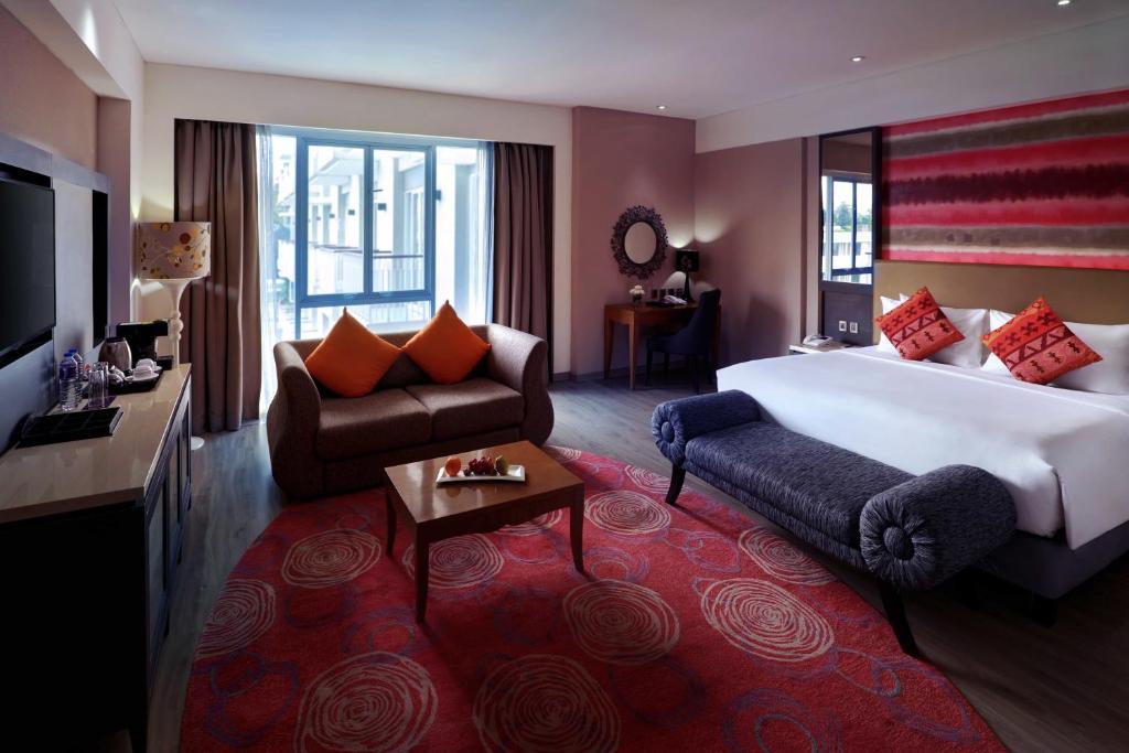 Postel nebo postele na pokoji v ubytování Grand Mercure Bandung Setiabudi