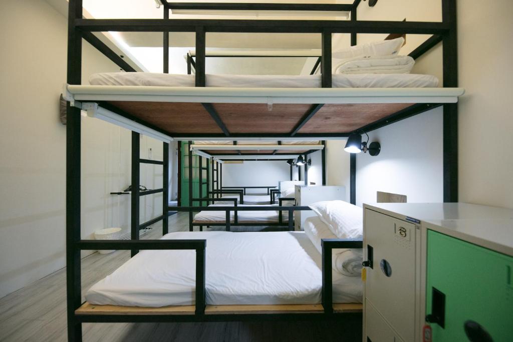 台東市的住宿－履舍民宿Footinn，客房内的一组双层床