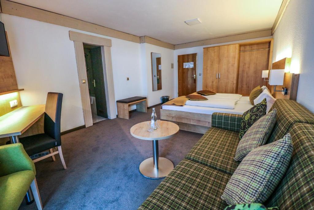Postel nebo postele na pokoji v ubytování Hotel Quellenhof