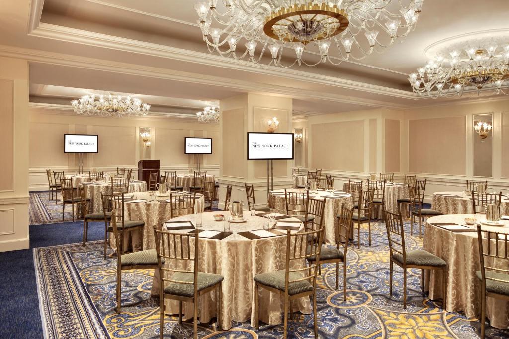 Uma TV ou centro de entretenimento em Lotte New York Palace