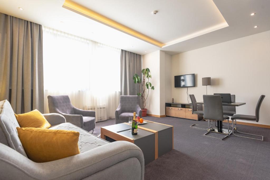 TV a/nebo společenská místnost v ubytování Hotel Stobex Loznica