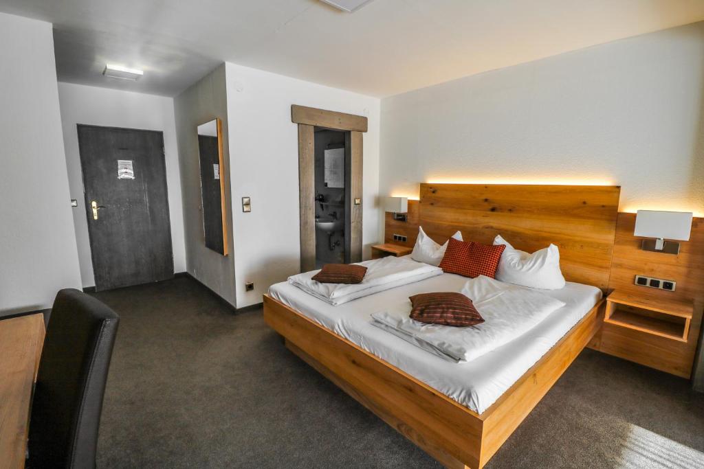 Postel nebo postele na pokoji v ubytování Hotel Quellenhof