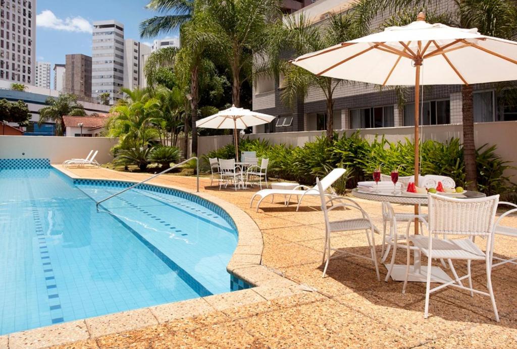 Royal Golden Hotel - Savassi tesisinde veya buraya yakın yüzme havuzu