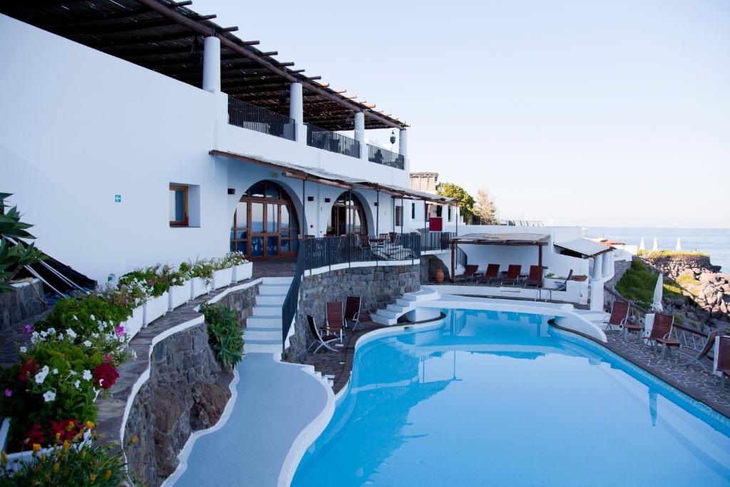 帕納雷阿的住宿－欽科塔酒店，享有带游泳池的度假村景致