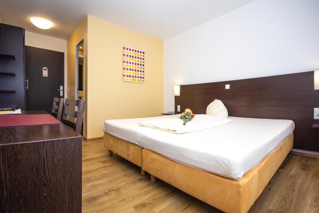 Postel nebo postele na pokoji v ubytování iQ-Hotel