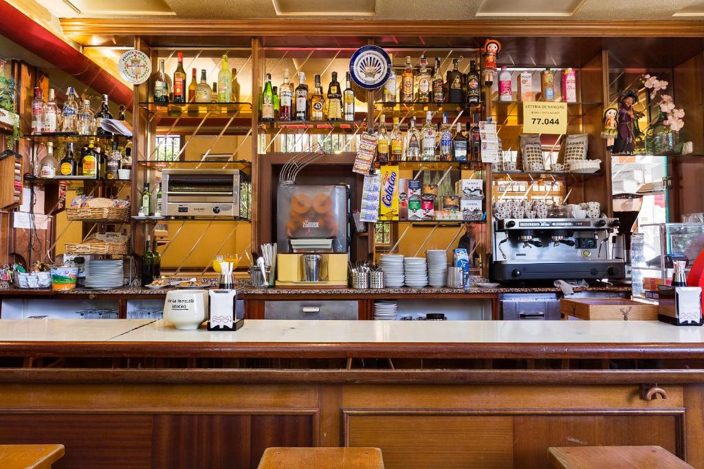 The lounge or bar area at Hotel San Lázaro