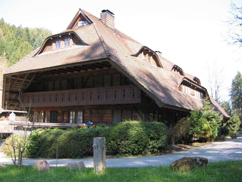 duży drewniany dom z dachem gambrel w obiekcie Der Lautenbachhof w mieście Bad Teinach-Zavelstein