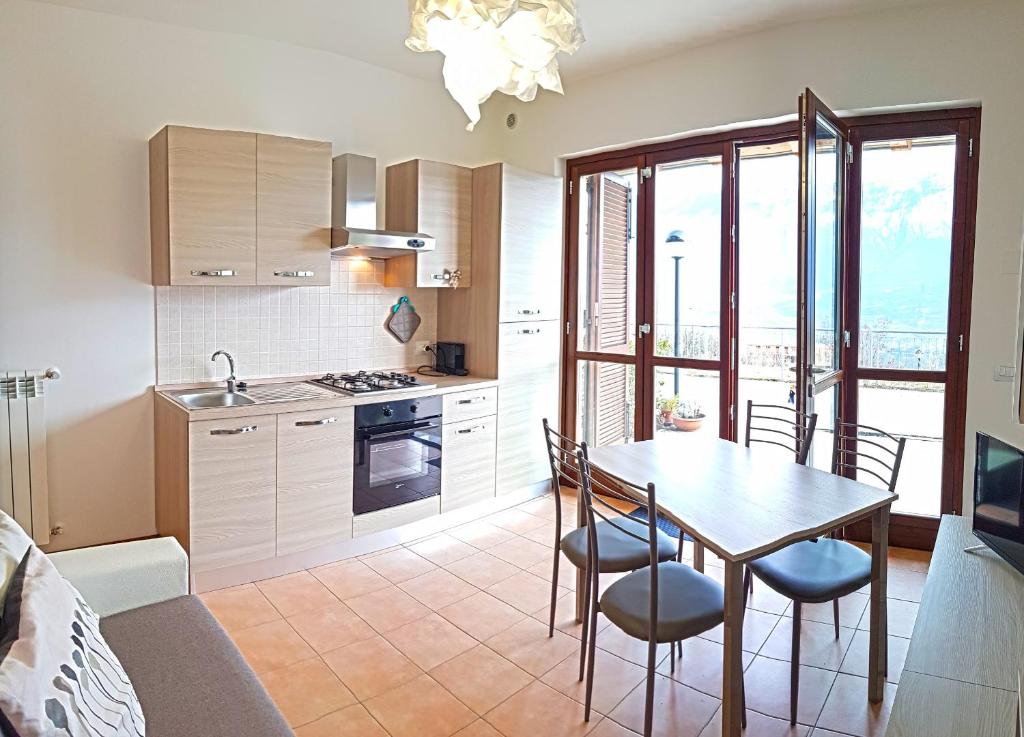 Kuchyňa alebo kuchynka v ubytovaní La Quiete 19 Lake view apartment by Gardadomusmea