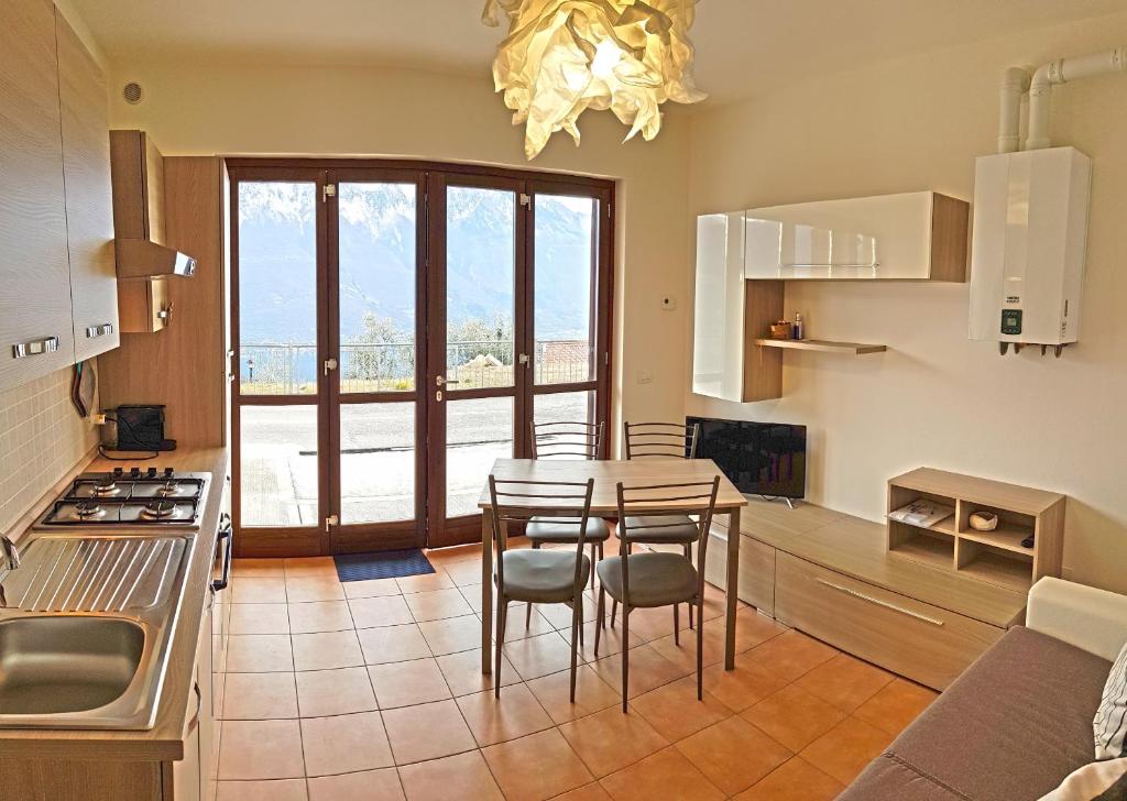 Kuchyňa alebo kuchynka v ubytovaní La Quiete 19 Lake view apartment by Gardadomusmea