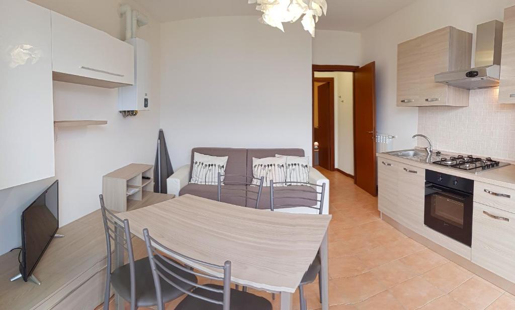 Kuchyňa alebo kuchynka v ubytovaní La Quiete 19 Lake view apartment by Gardadomusmea