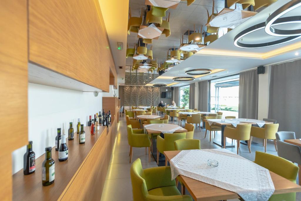 Restaurace v ubytování Hotel Stobex Loznica