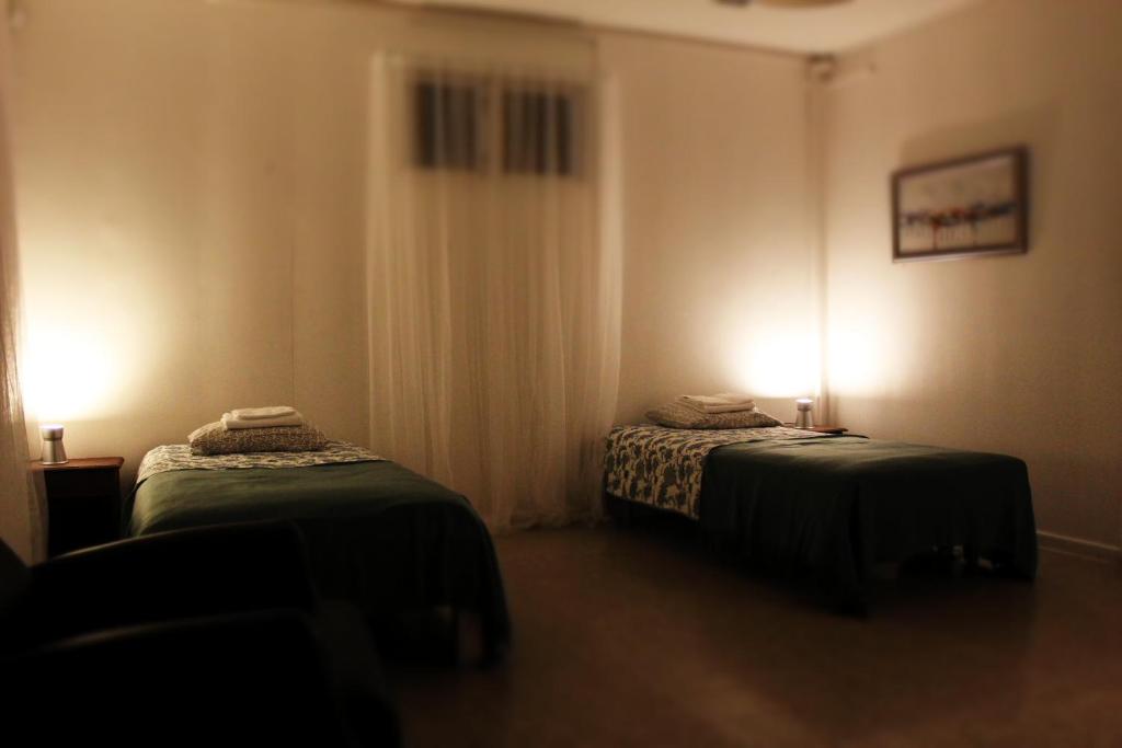 1 dormitorio con 2 camas y 2 luces encendidas en Affären Må Bra, en Sunne