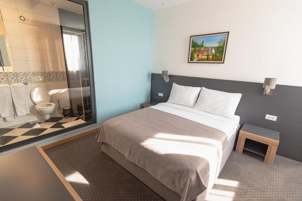 Postel nebo postele na pokoji v ubytování Hotel Stobex Loznica