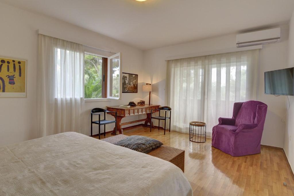 Televízia a/alebo spoločenská miestnosť v ubytovaní Villa Loutraki Sunset