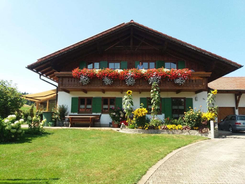 uma casa com flores ao lado dela em Ferienwohnung Dopfer em Eisenberg