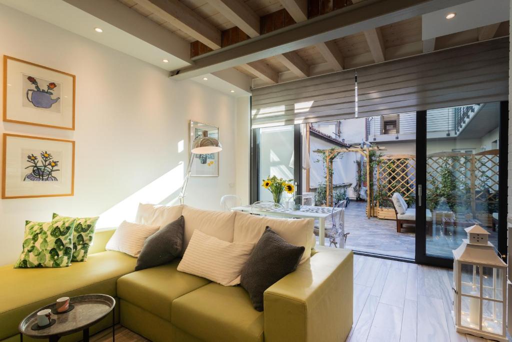 White Suite with private Terrace by Rent All Como