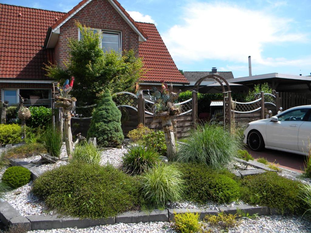 um jardim no quintal da frente de uma casa em Ferienwohnung Zur Mühle em Weener