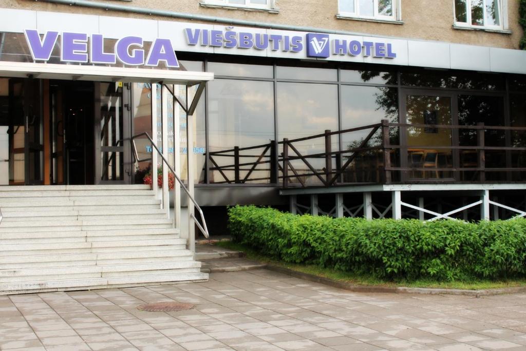 een gebouw met een bord dat Vegas flessenhotel leest bij Velga in Vilnius