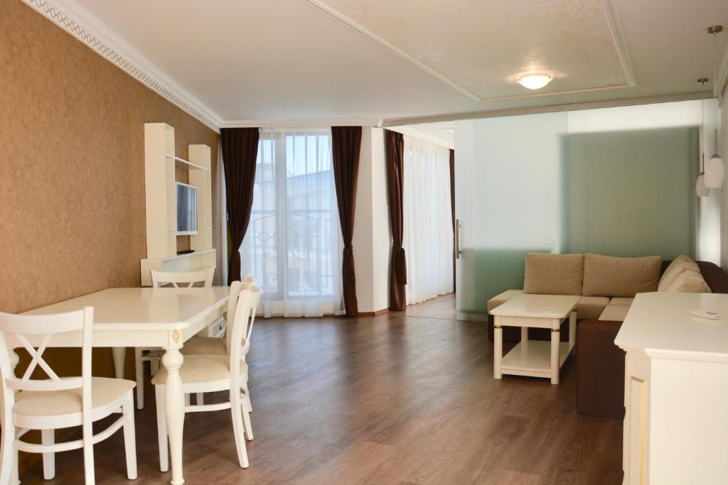 Golden Rainbow Beach Hotel - Deluxe One-Bedroom Apartment With Park View