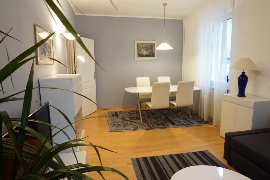 sala de estar con mesa y sillas blancas en MA-LIVING Villa Elenor en Mainz