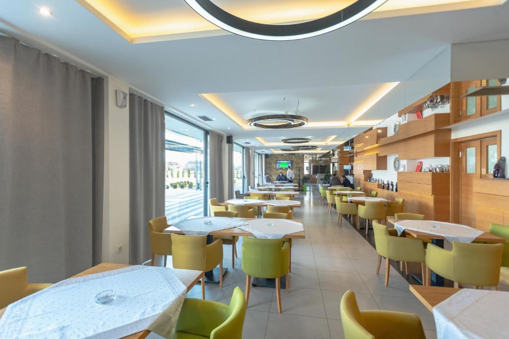 Restaurace v ubytování Hotel Stobex Loznica