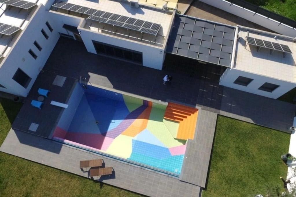 een uitzicht op een gebouw met een zwembad bij Villa Natasa in Lambírion
