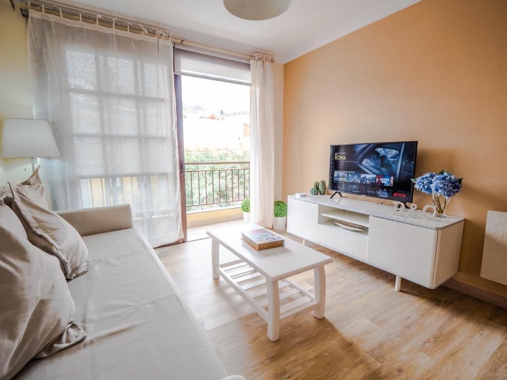 TV a/nebo společenská místnost v ubytování ElHierroBed&Chic