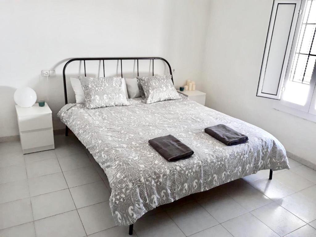 阿爾奧里內爾格蘭德的住宿－Villa Calle Montecillo，一间卧室配有一张床,上面有两条毛巾