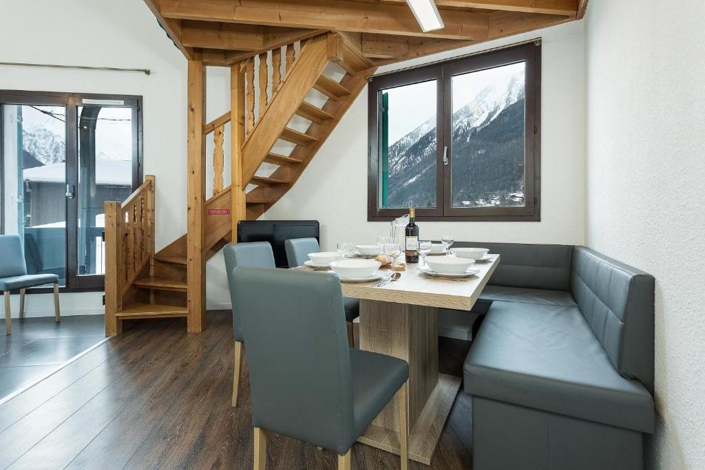 une salle à manger avec une table et des chaises dans l'établissement Apartment Balme 5 - Chamonix Mont Blanc, à Chamonix-Mont-Blanc