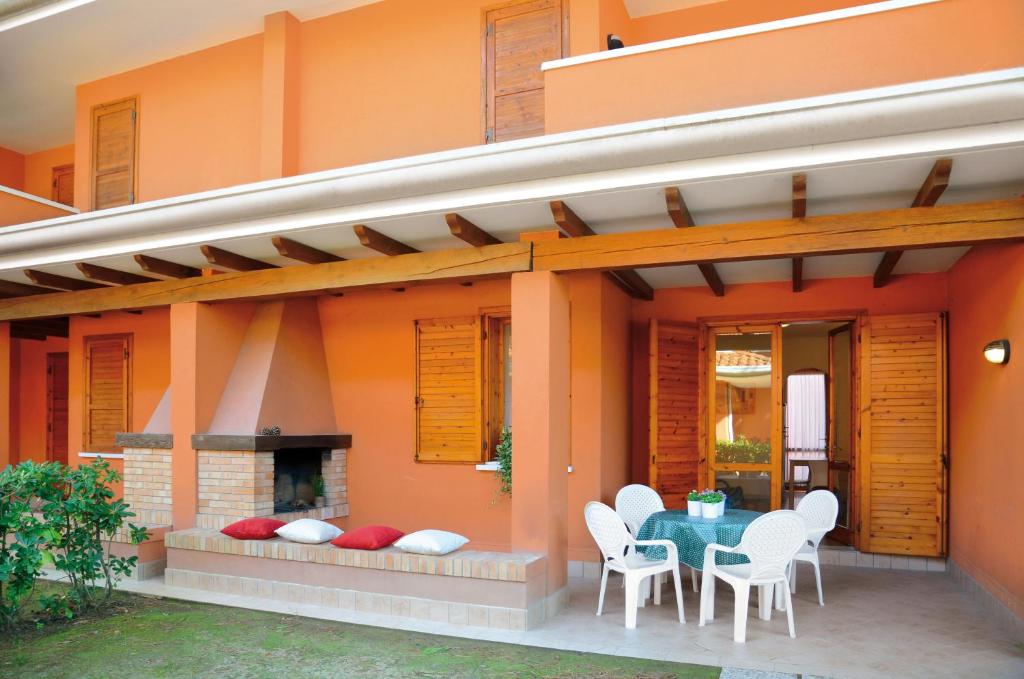 A seating area at Villaggio Capistrano