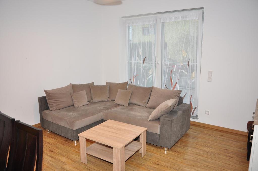 ein Wohnzimmer mit einem Sofa und einem Couchtisch in der Unterkunft Ebersheim Luxus Plaza in Mainz