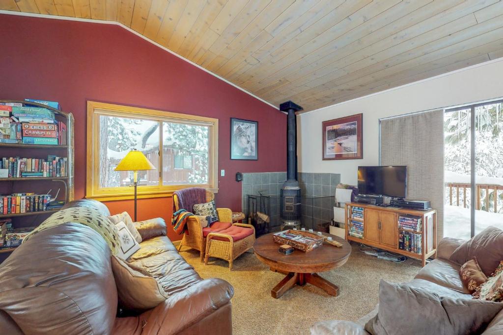 トラッキーにあるServenti Tahoe Donner Cabinの革張りのソファとテーブルのあるリビングルーム