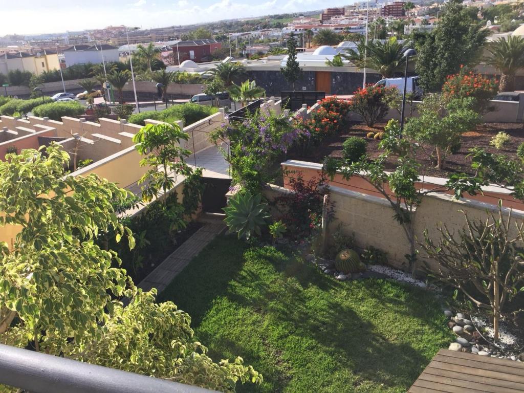 Výhľad na mesto Adeje alebo výhľad na mesto priamo z apartmánu