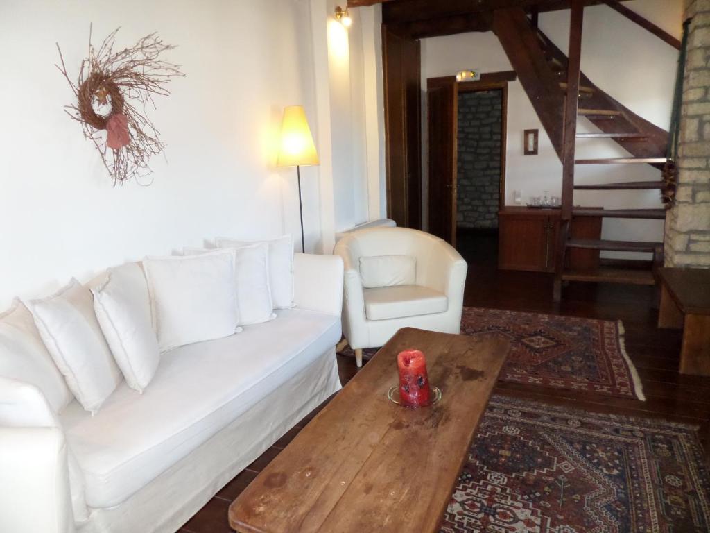 A seating area at Arhontiko Aristis