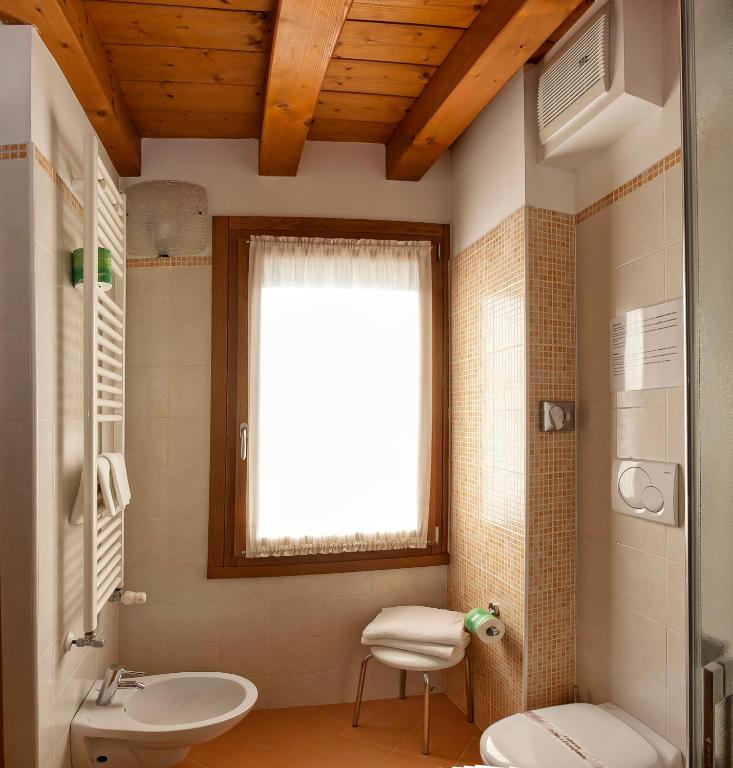 Koupelna v ubytování Albergo Antica Corte Marchesini