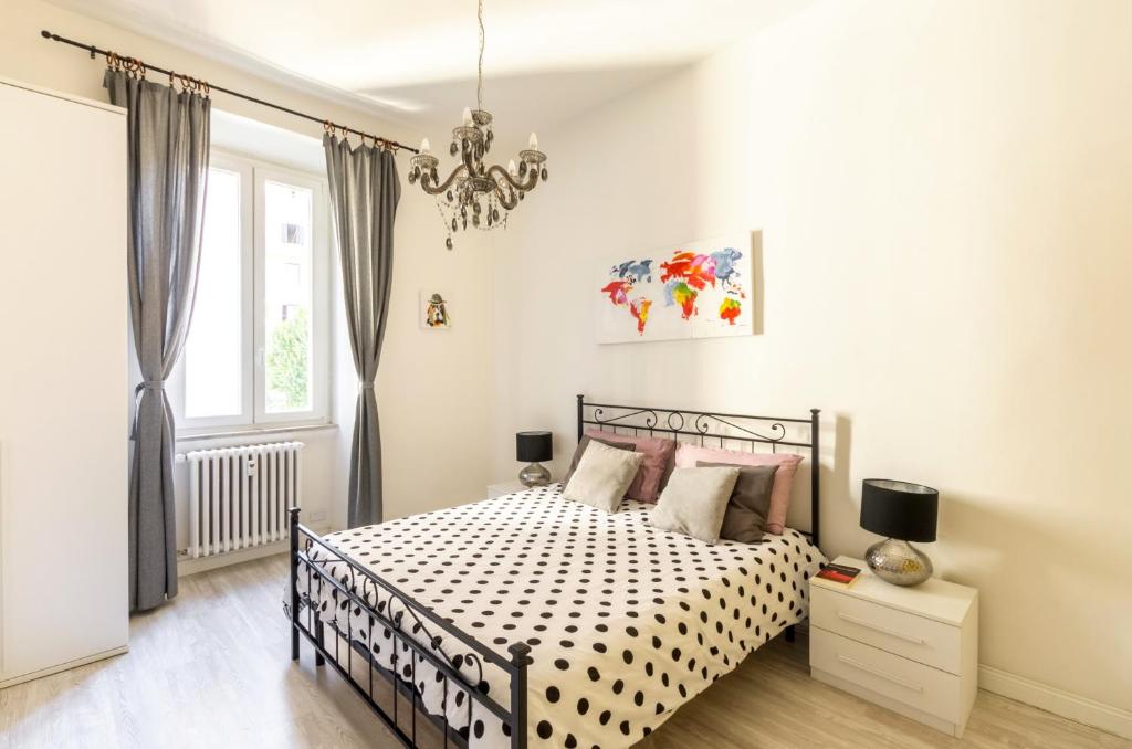 ローマにあるNew Vaticano Apartmentのベッドルーム(白黒のベッド1台、窓付)