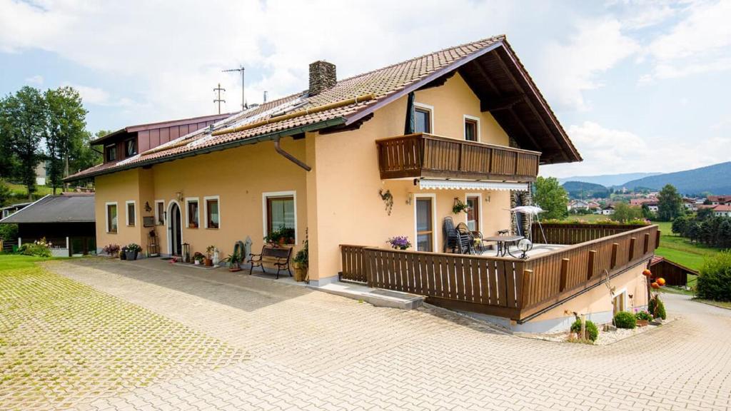 a house with a balcony and a patio at Haus Osserblick in Arrach