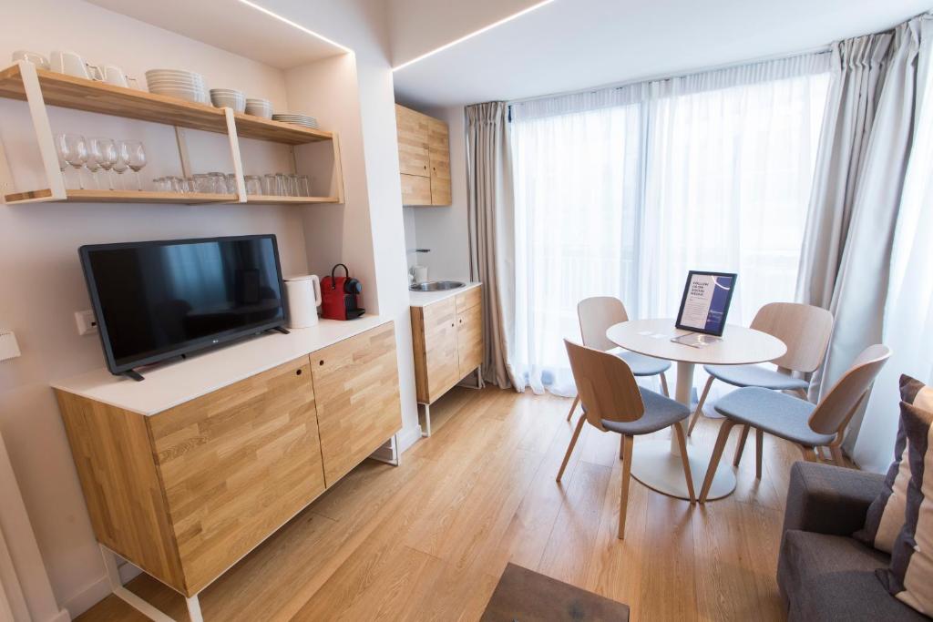 Televízia a/alebo spoločenská miestnosť v ubytovaní Syntagma Apartments by Olala Homes