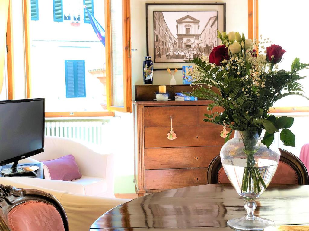 Televízia a/alebo spoločenská miestnosť v ubytovaní SIENA ROMANTIC EXPERIENCE