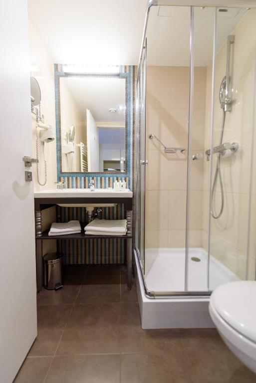 A bathroom at La Prima Fashion Hotel Budapest