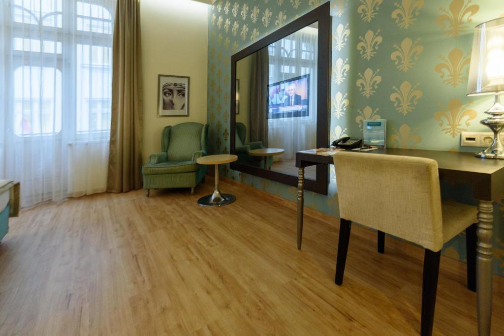 A seating area at La Prima Fashion Hotel Budapest