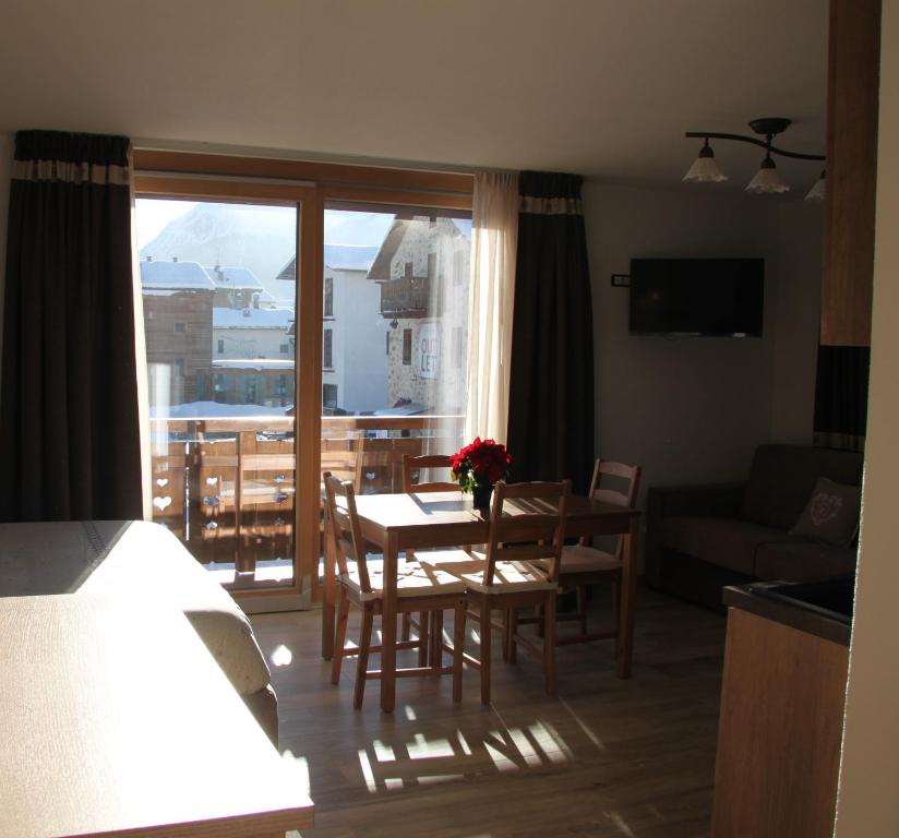 A seating area at Mont Chalet Apartaments