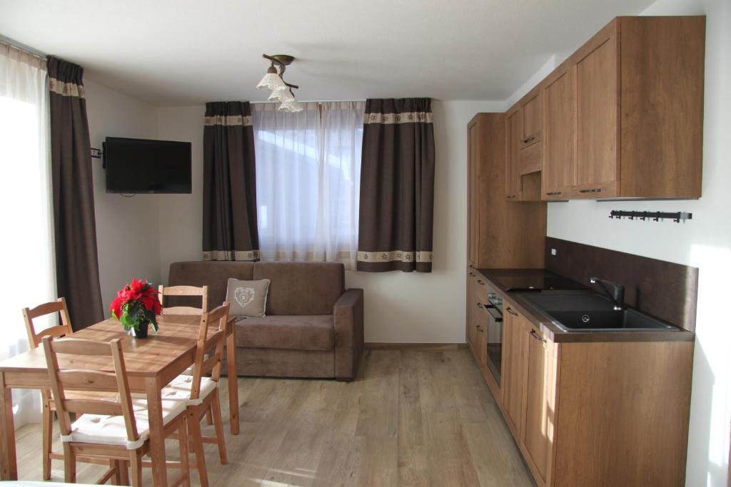 A kitchen or kitchenette at Mont Chalet Apartaments
