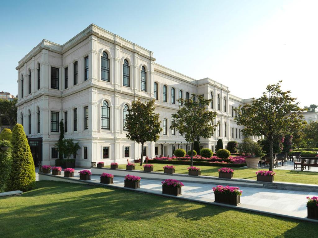 Un bâtiment blanc avec des fleurs devant lui dans l'établissement Four Seasons Hotel Istanbul at the Bosphorus, à Istanbul