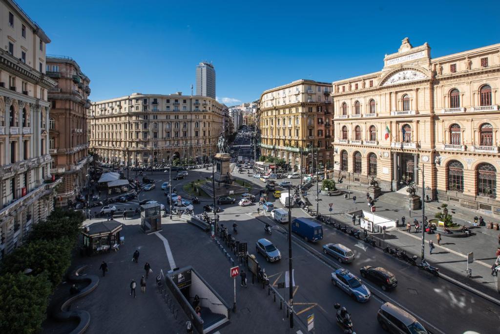 Bellorizzonte في نابولي: شارع مزدحم في مدينة بها سيارات ومباني